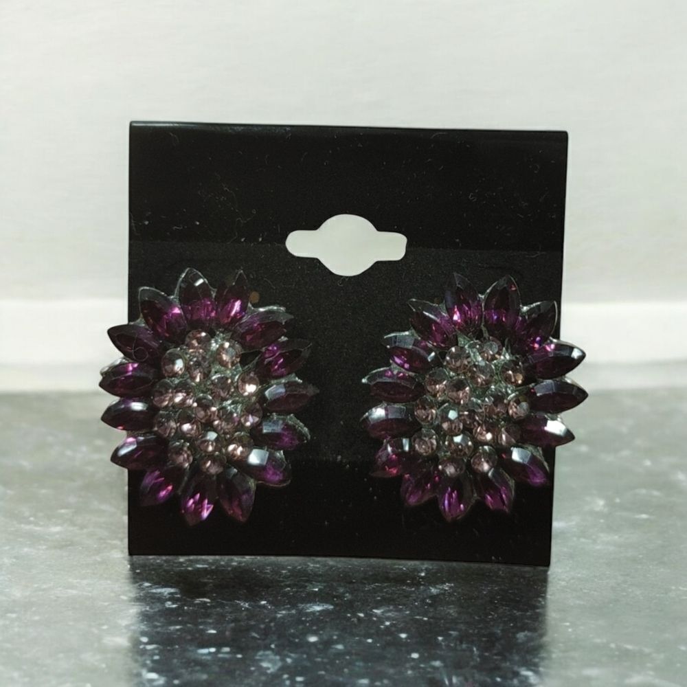 LADIES PURPLE JEWEL RHINESTONE PIERCED EARRINGS. CE8.